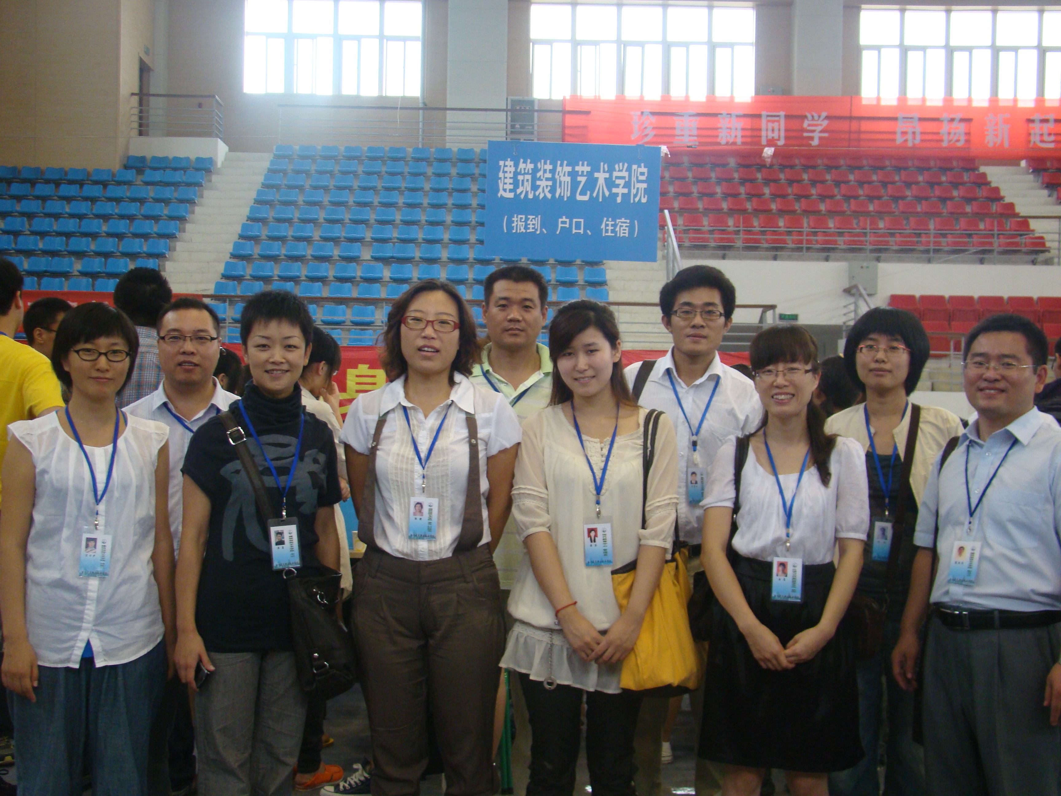 公司领导和全体新生辅导员在迎新现场